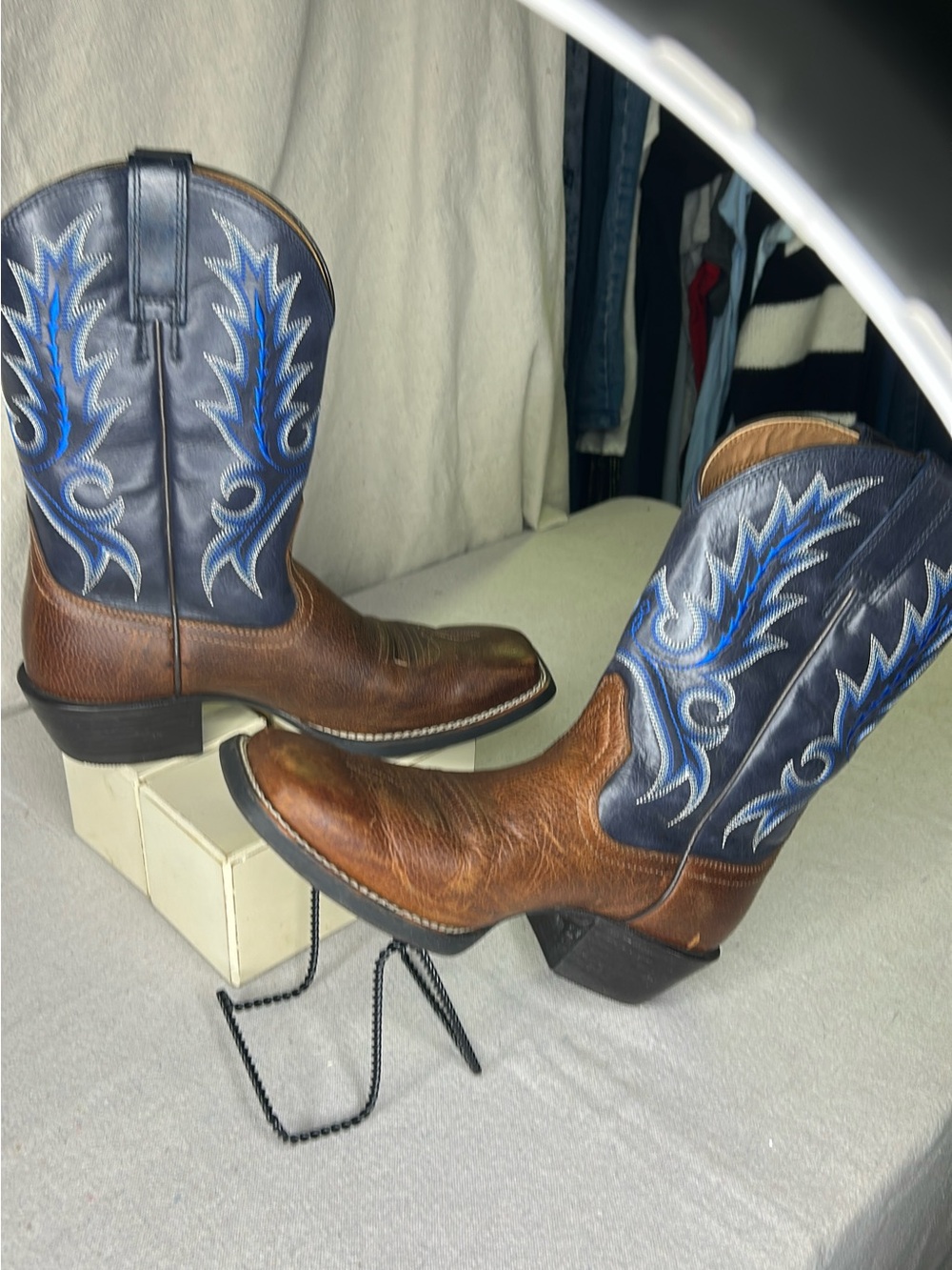 Ariat Men’s Sport Outfitter Western Boots 
Gently Worn. Size 8 D